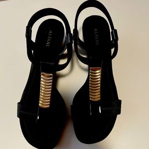 EUC Alfani Women's Step 'N Flex Voyage Wedge Sandals, Black/Gold accessories